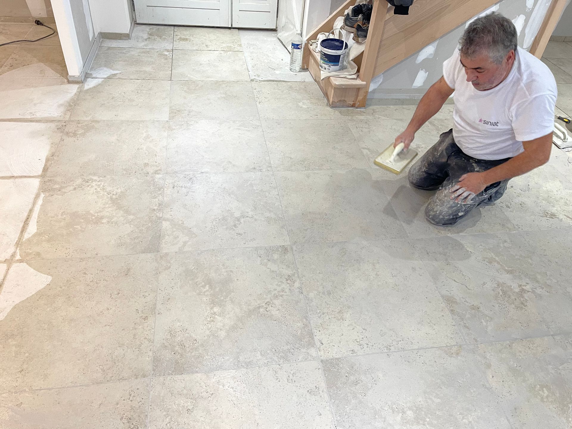 Rendu fini du sol en travertin