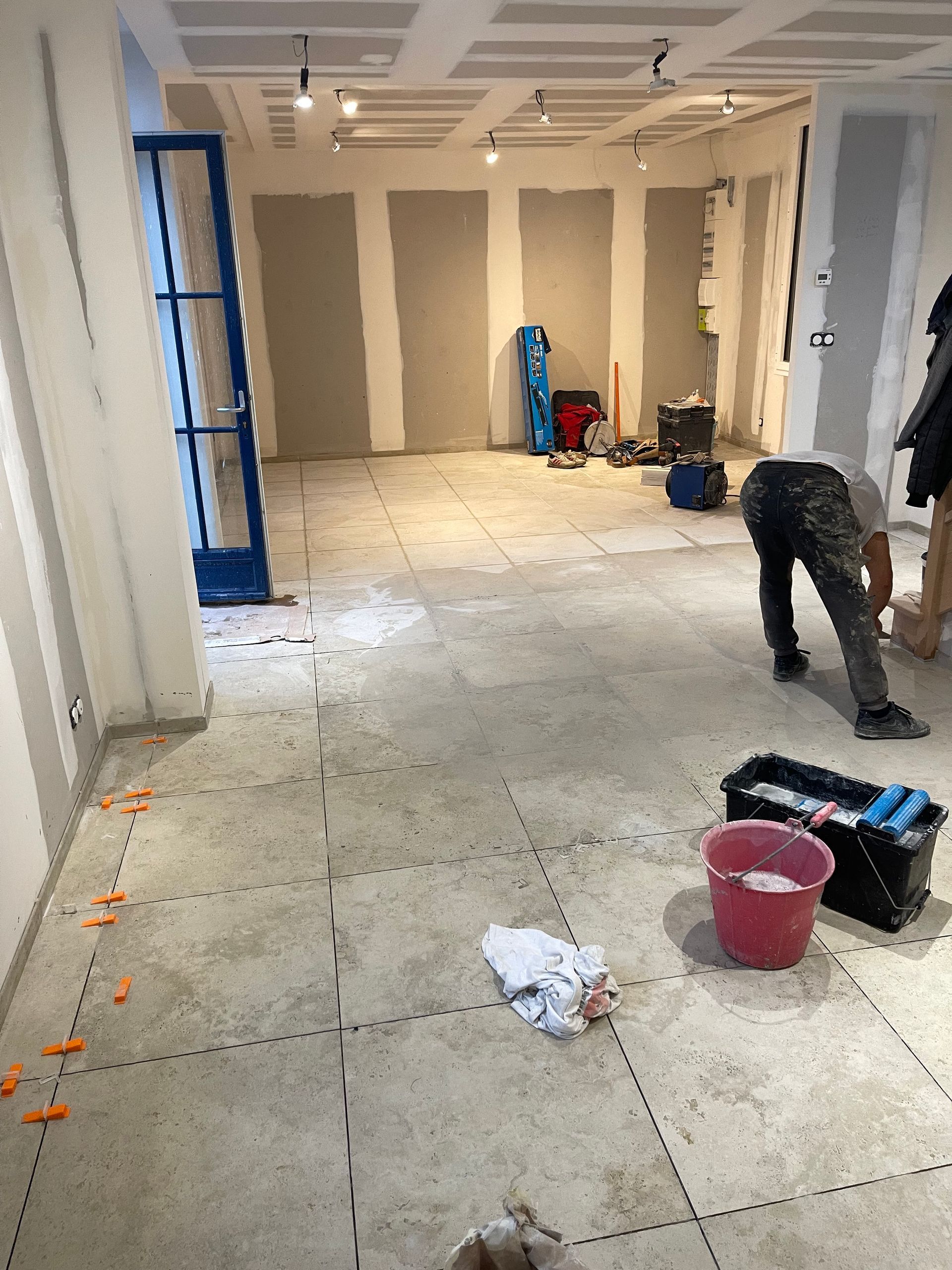 Jointoiement en cours du carrelage en travertin