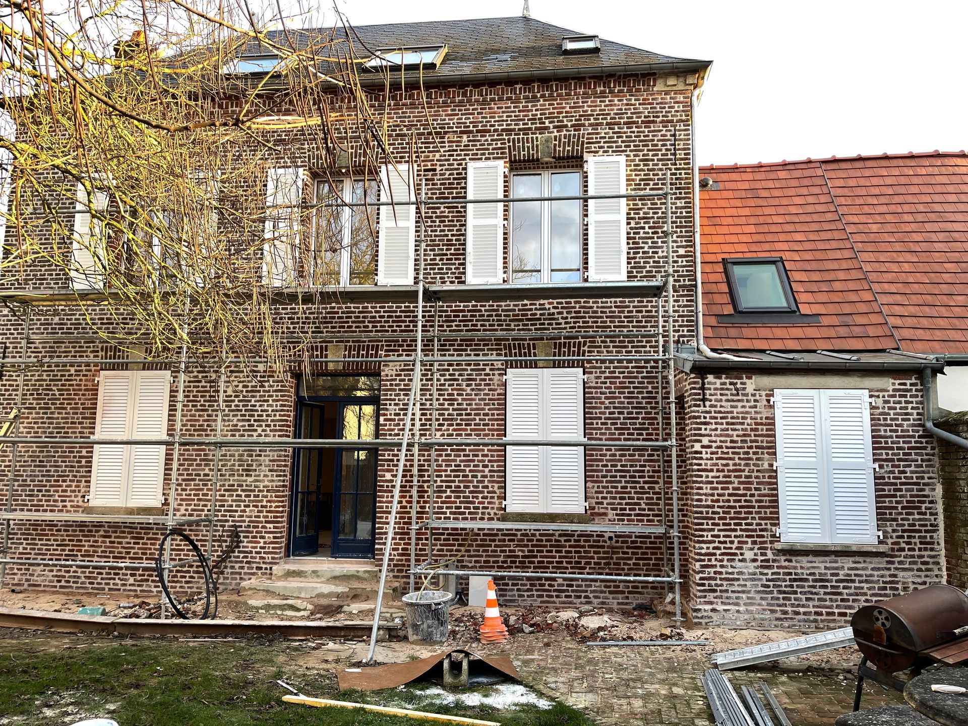Façade ravalée avec échafaudage