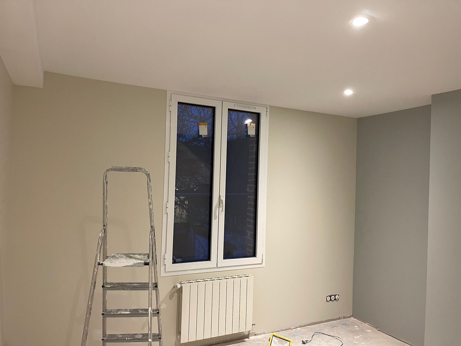 Peinture blanc cassé sur un mur avec fenêtre