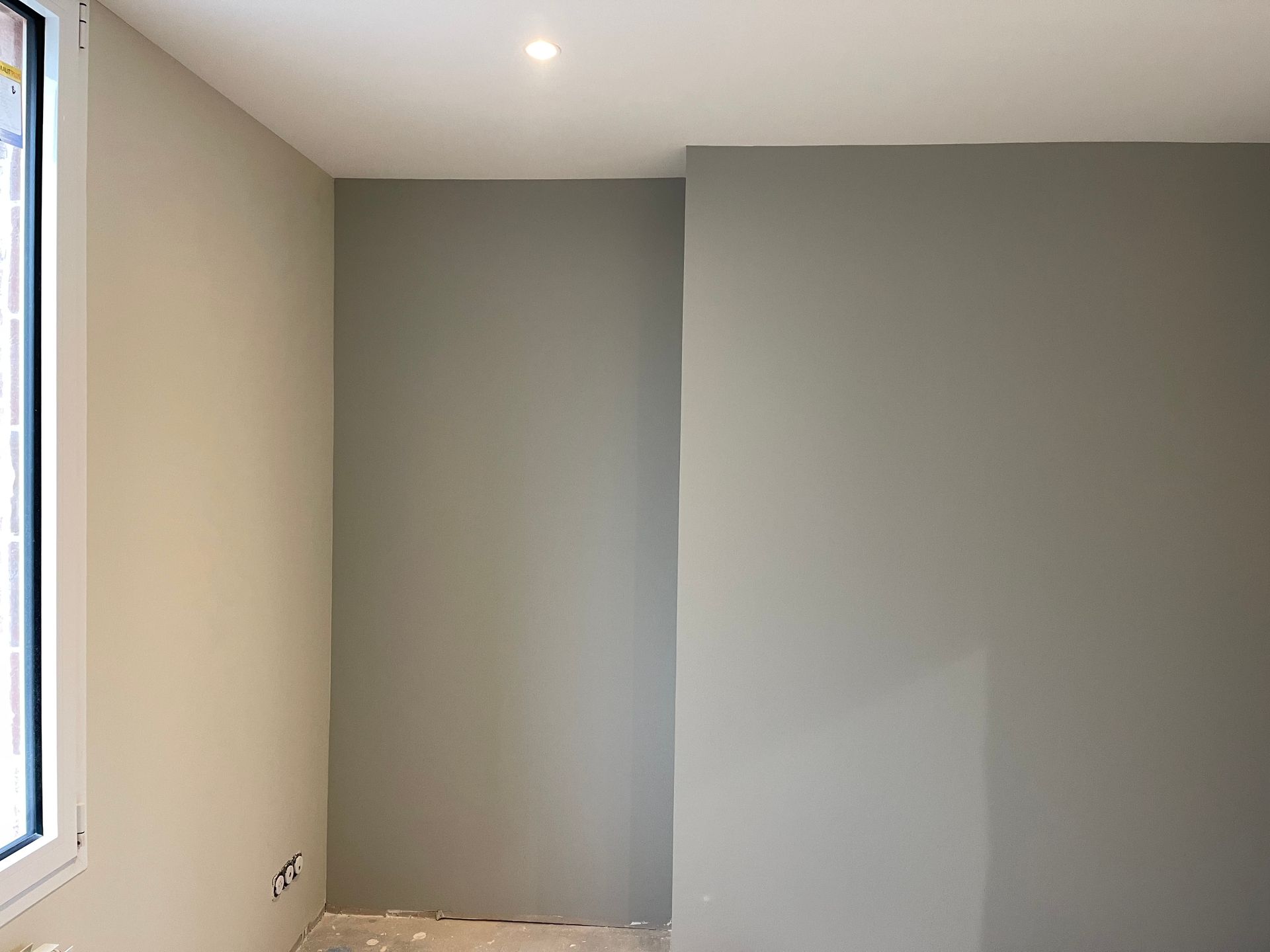 Pièce tout juste peinte en gris