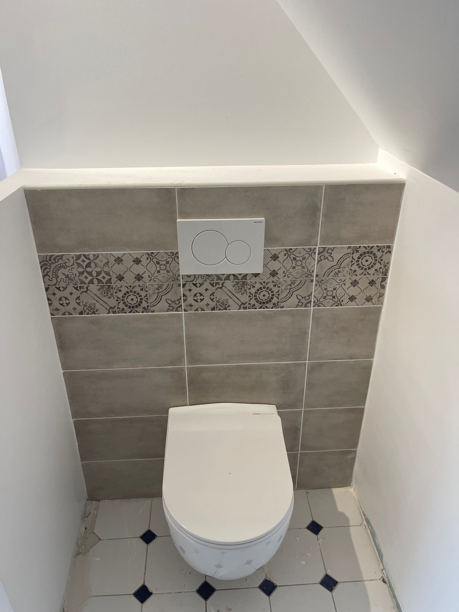 Toilettes suspendues avec faïence murale