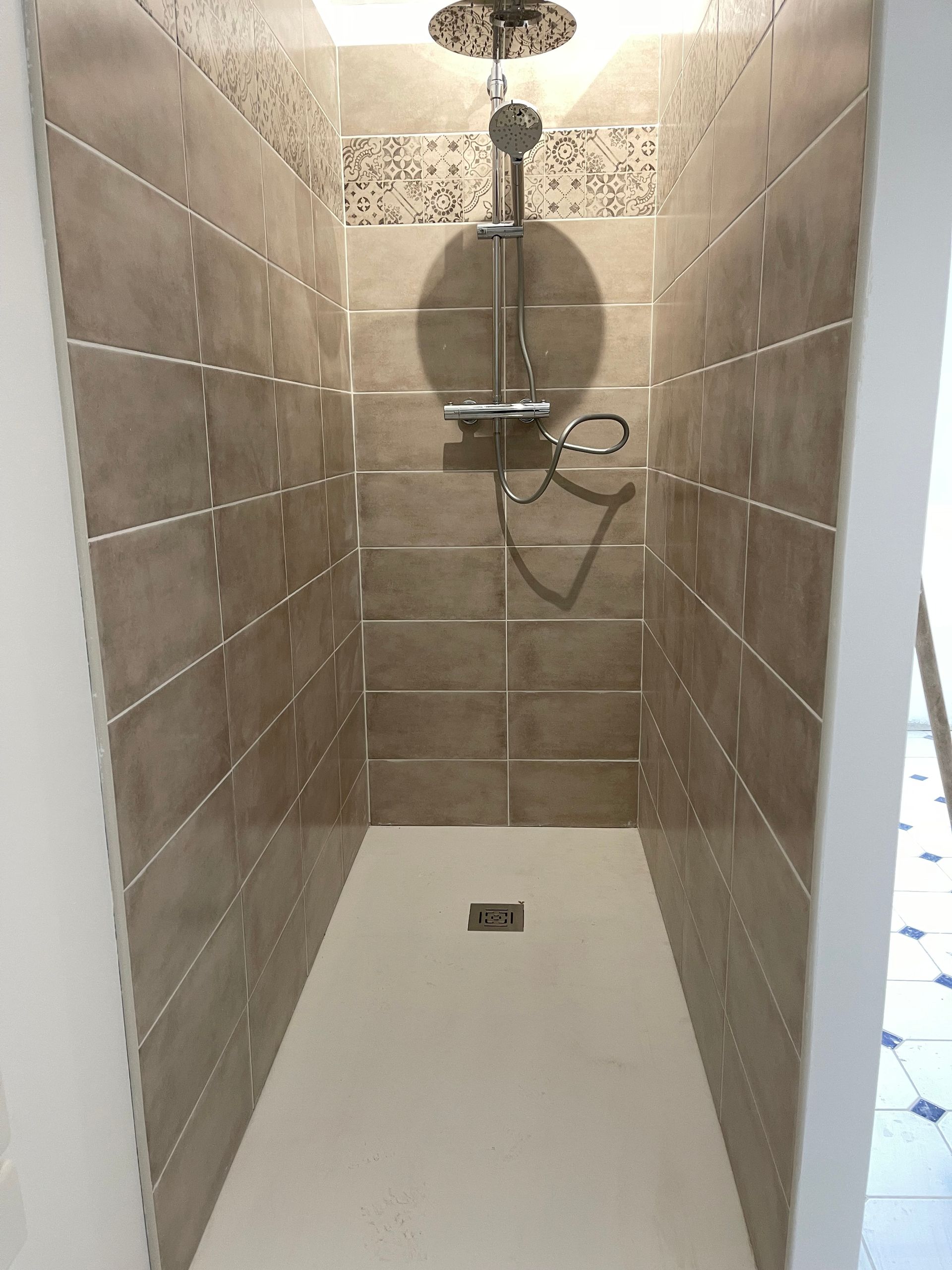 Carrelage mural posé et jointé dans une douche à l'italienne