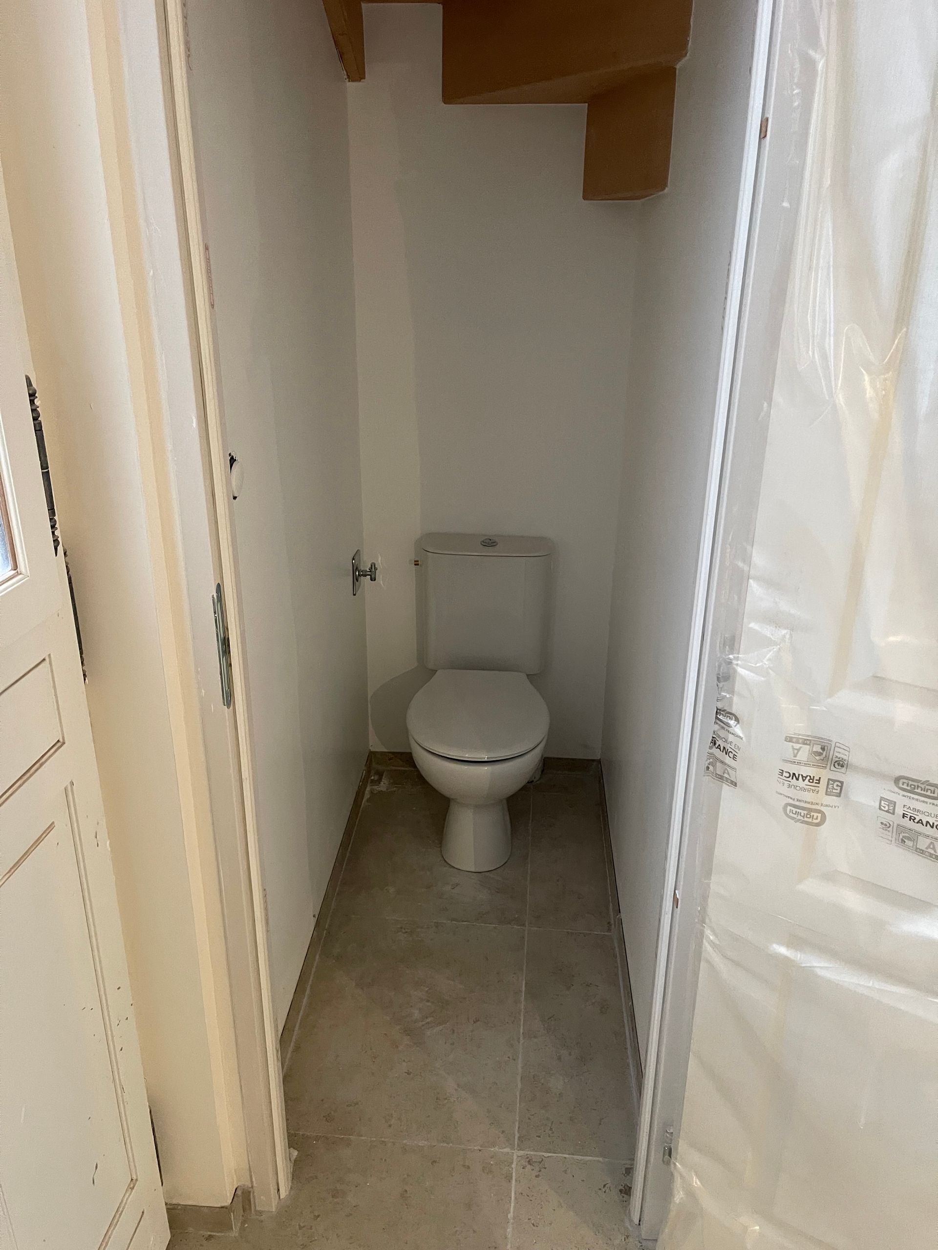 Toilettes sous des escaliers