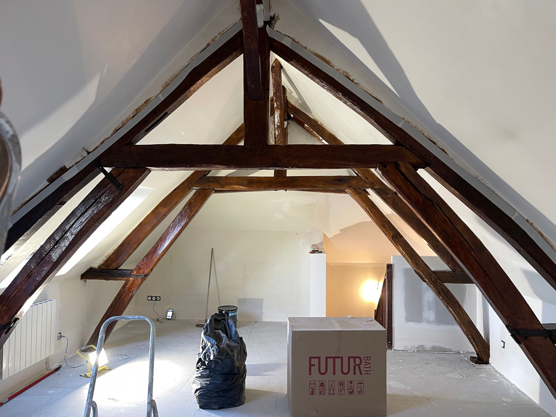 Peinture du plafond avec poutres apparentes