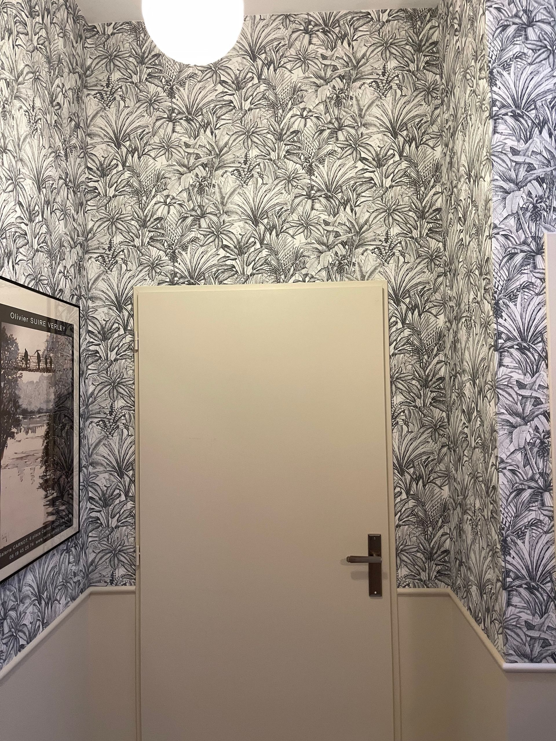 Porte entourée d'un papier peint blanc et noir