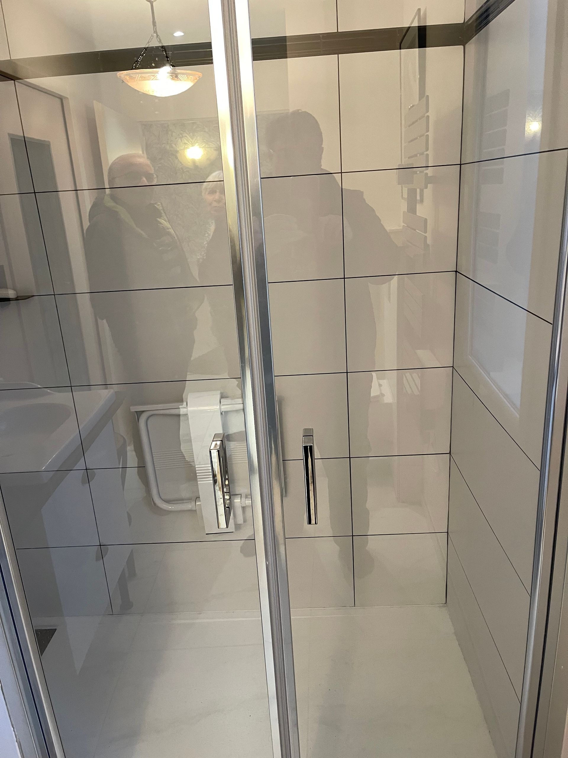 Parois de douche en verre et métal à vantaux battants