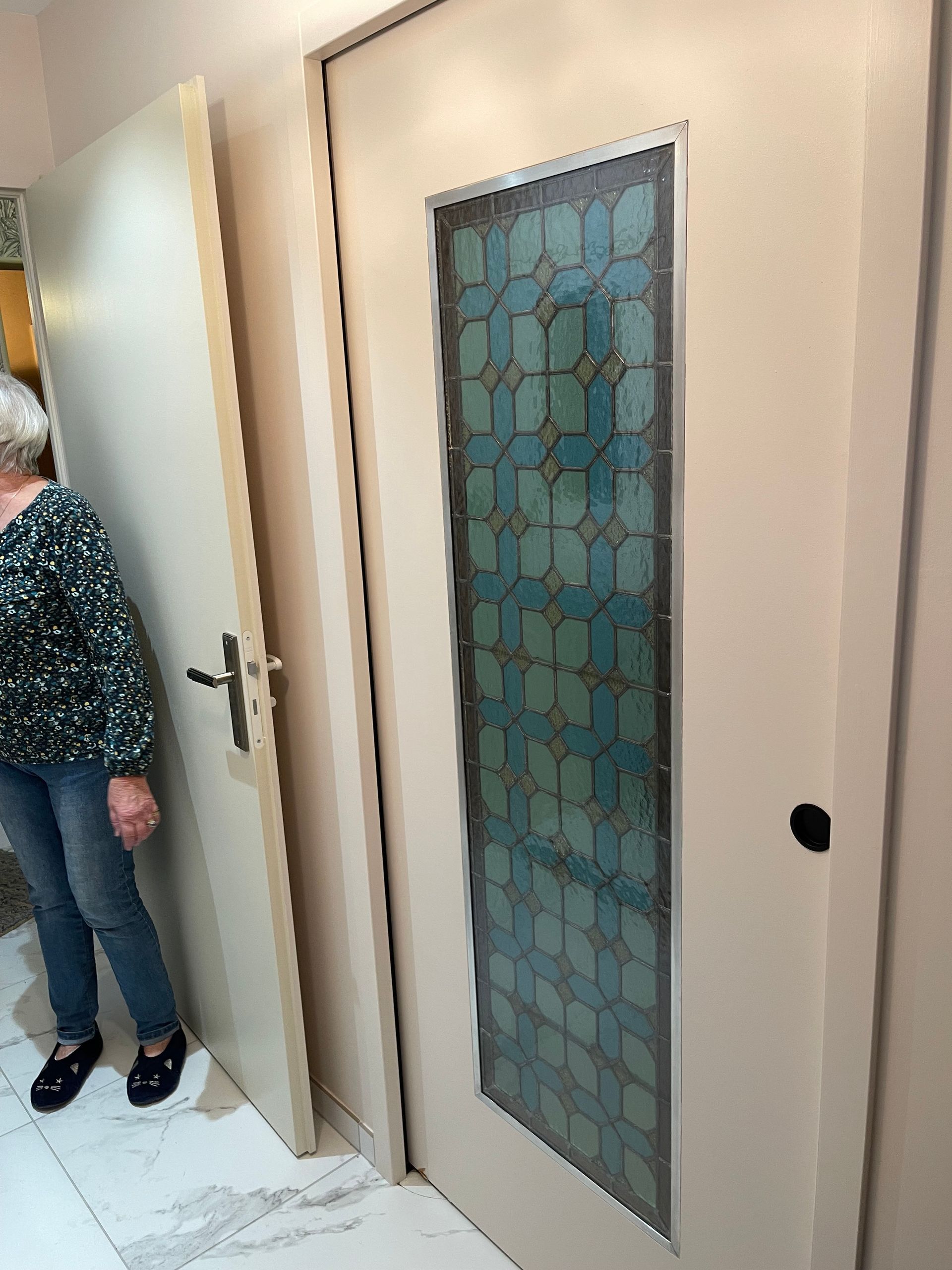 Porte intérieure avec vitrage décor coloré