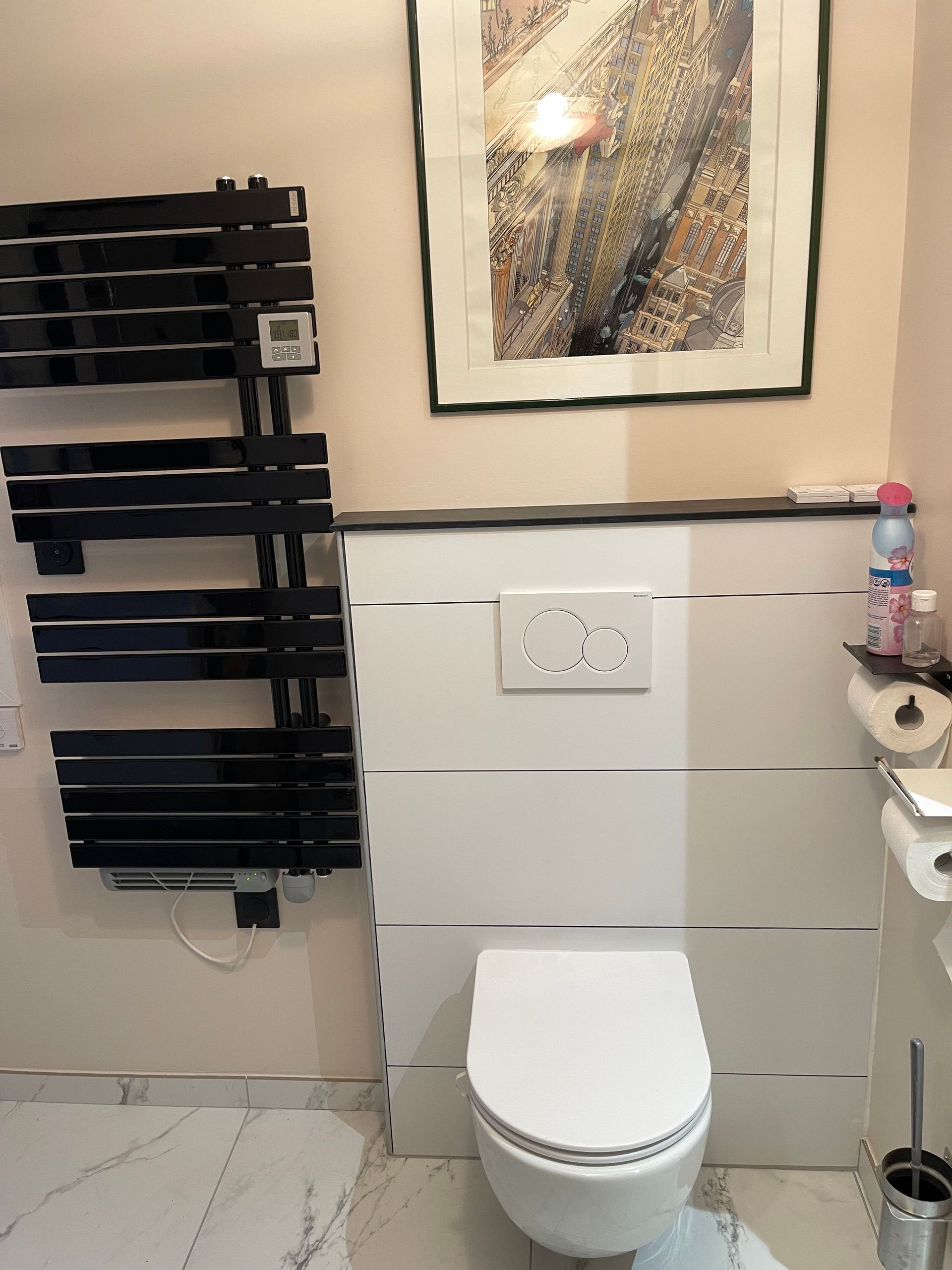 WC suspendus avec sèche-serviettes noir