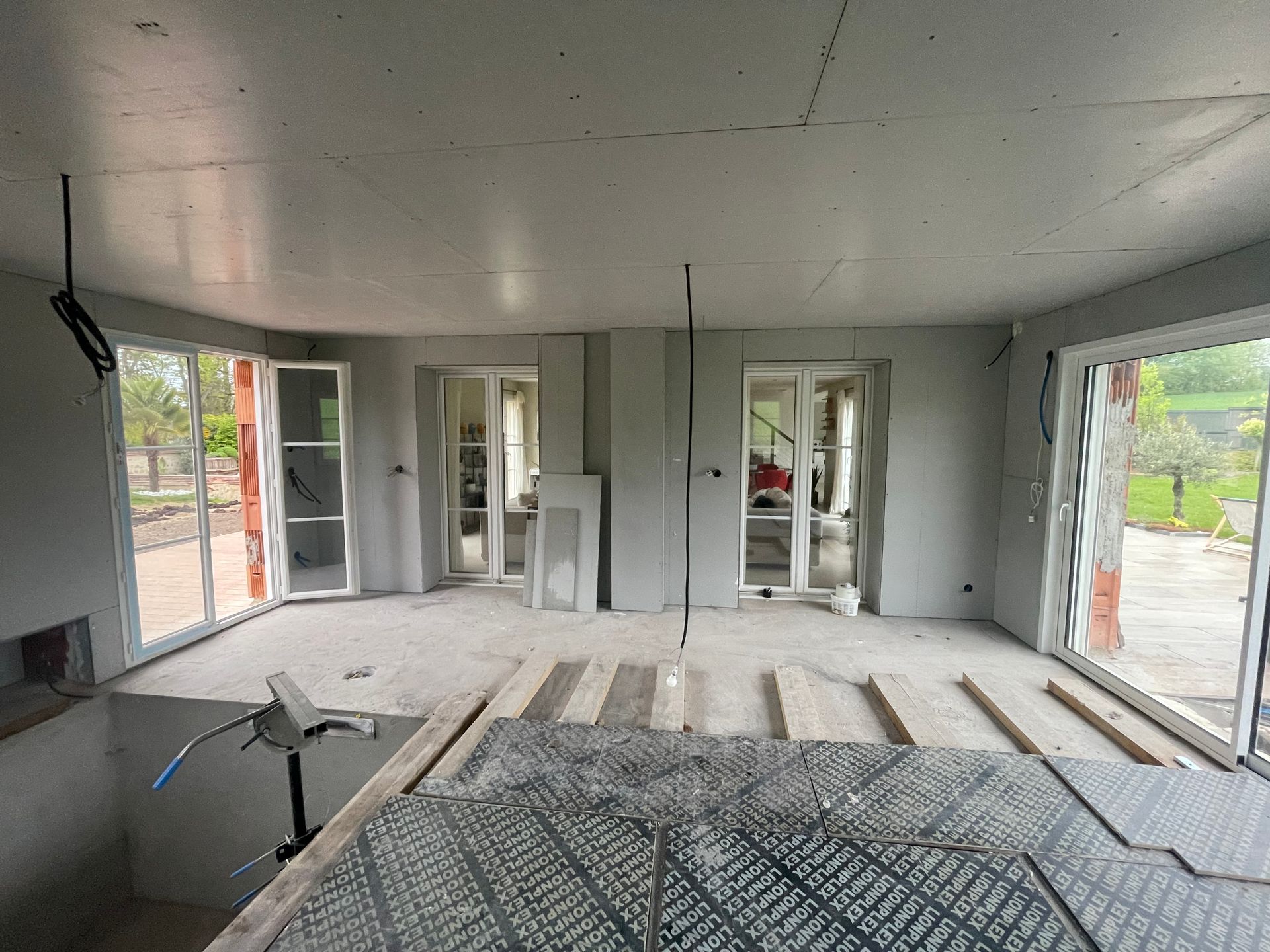 Pose de plaques de plâtre vissées