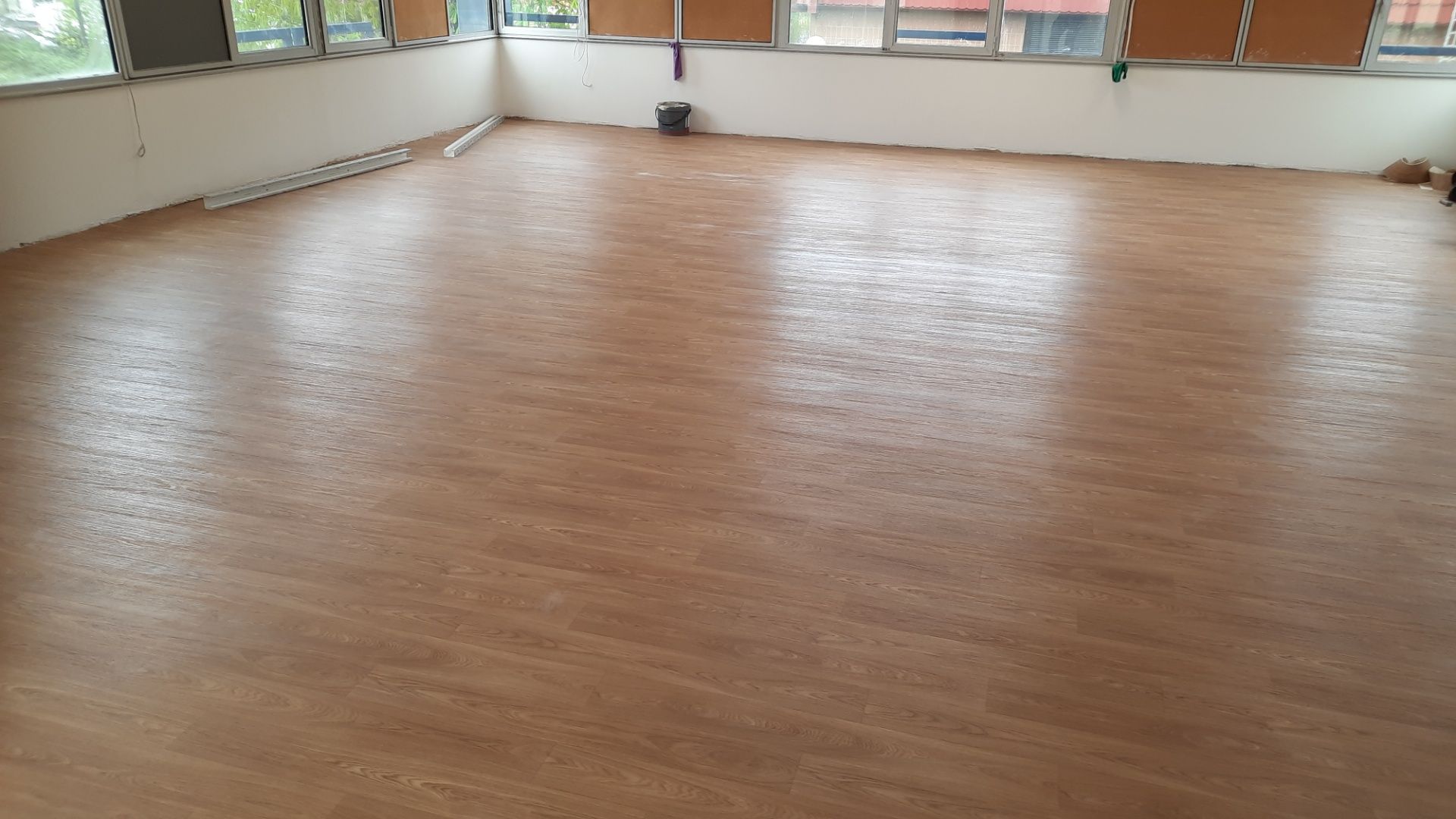 Grande salle avec parquet