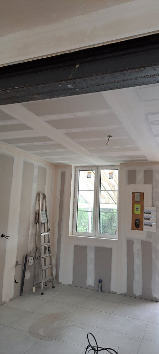 Plaques de plâtre avec bandes pour murs et plafond