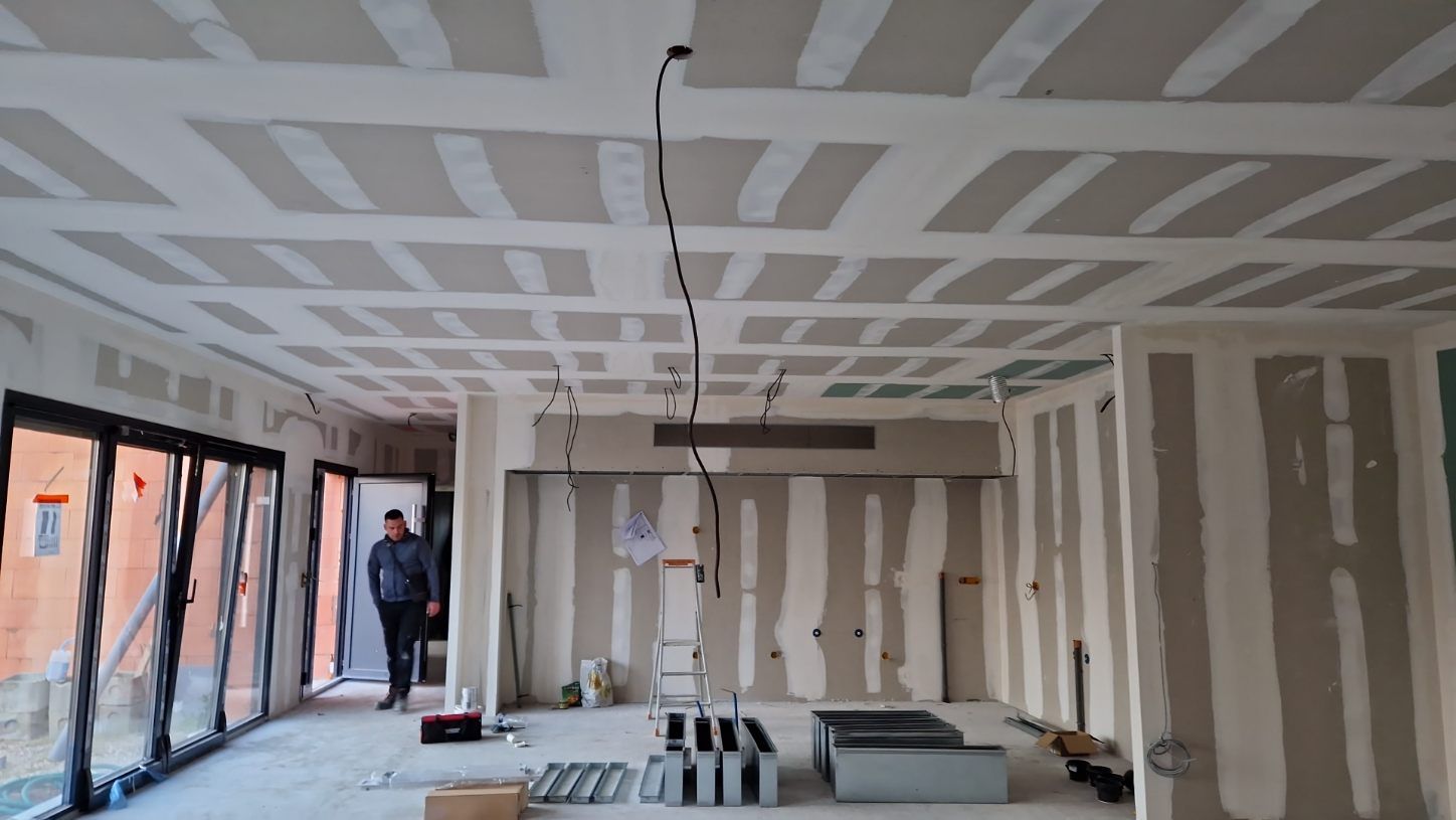 Bandes de plaques de plâtre prêtes à poncer dans un salon