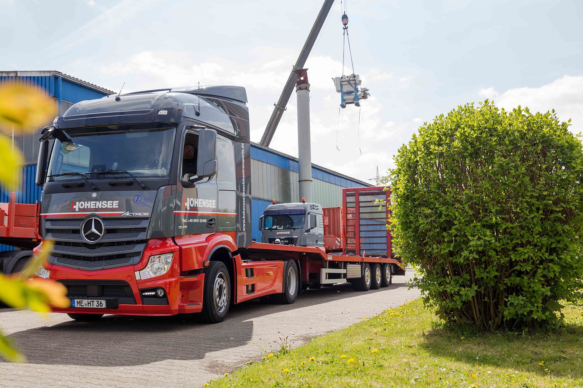 Ein Schwerlastkran beim Schwertransport