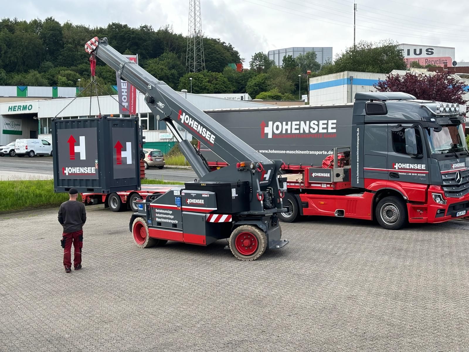 Mitarbeiter beladen eine Ladefläche