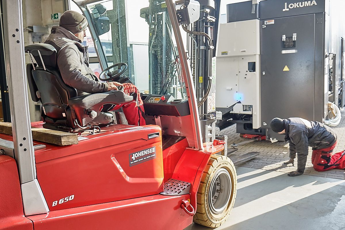 Mitarbeiter bedient einen Gabelstapler