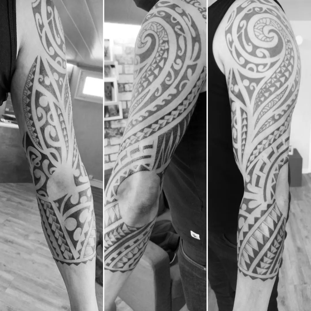 Tatouage polynésien sur l'entièreté d'un bras de style maori