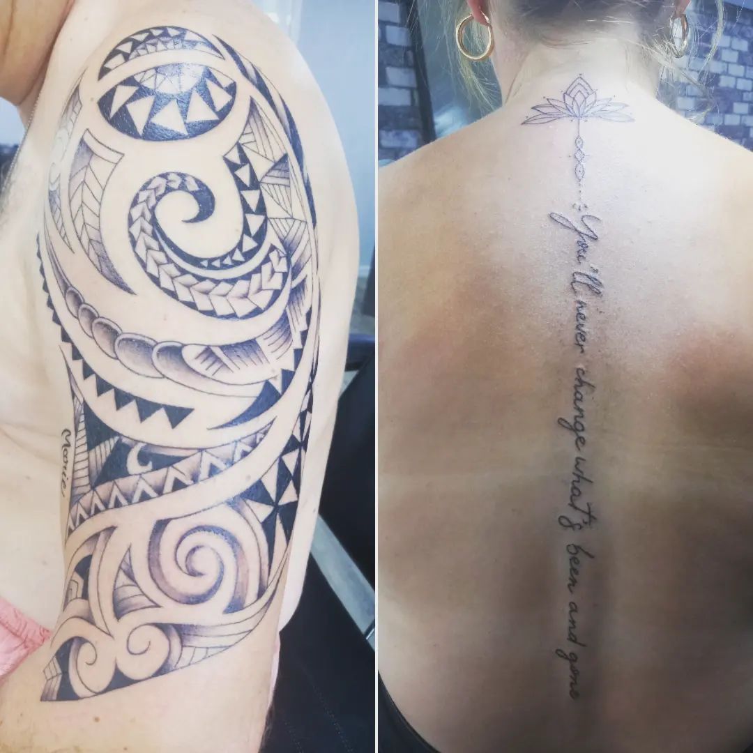 Tatouage maori sur un bras et tatouage d'une phrase avec écriture manuelle le long de la colonne vertébrale