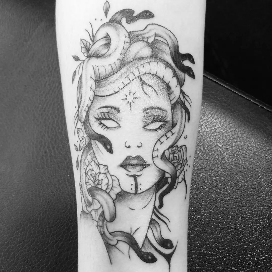Tatouage lackwork d'avant-bras représentant une Médusa personnalisée