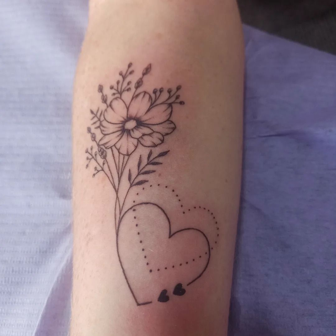 Tatouage sur un bras de fleurs sauvages et d'un cœur simple avec un autre en pointillés