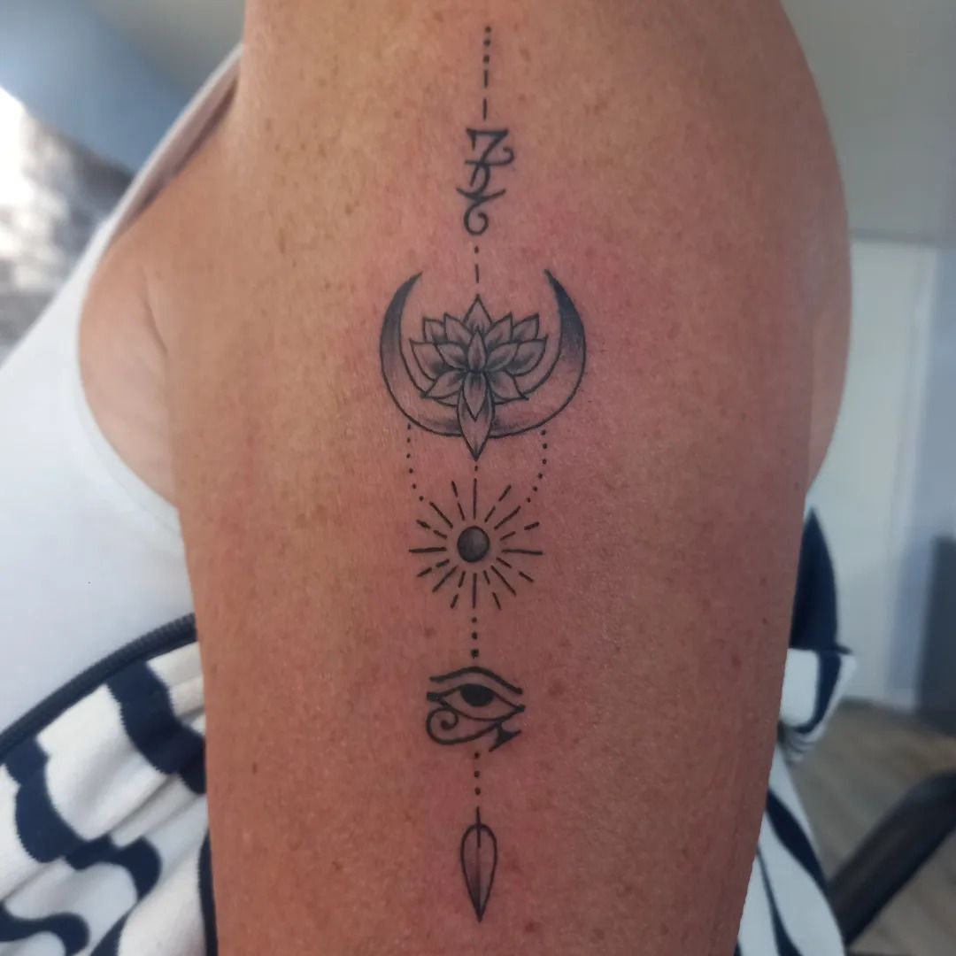 Tatouage fantaisiste de zen et de symboles sur un bras