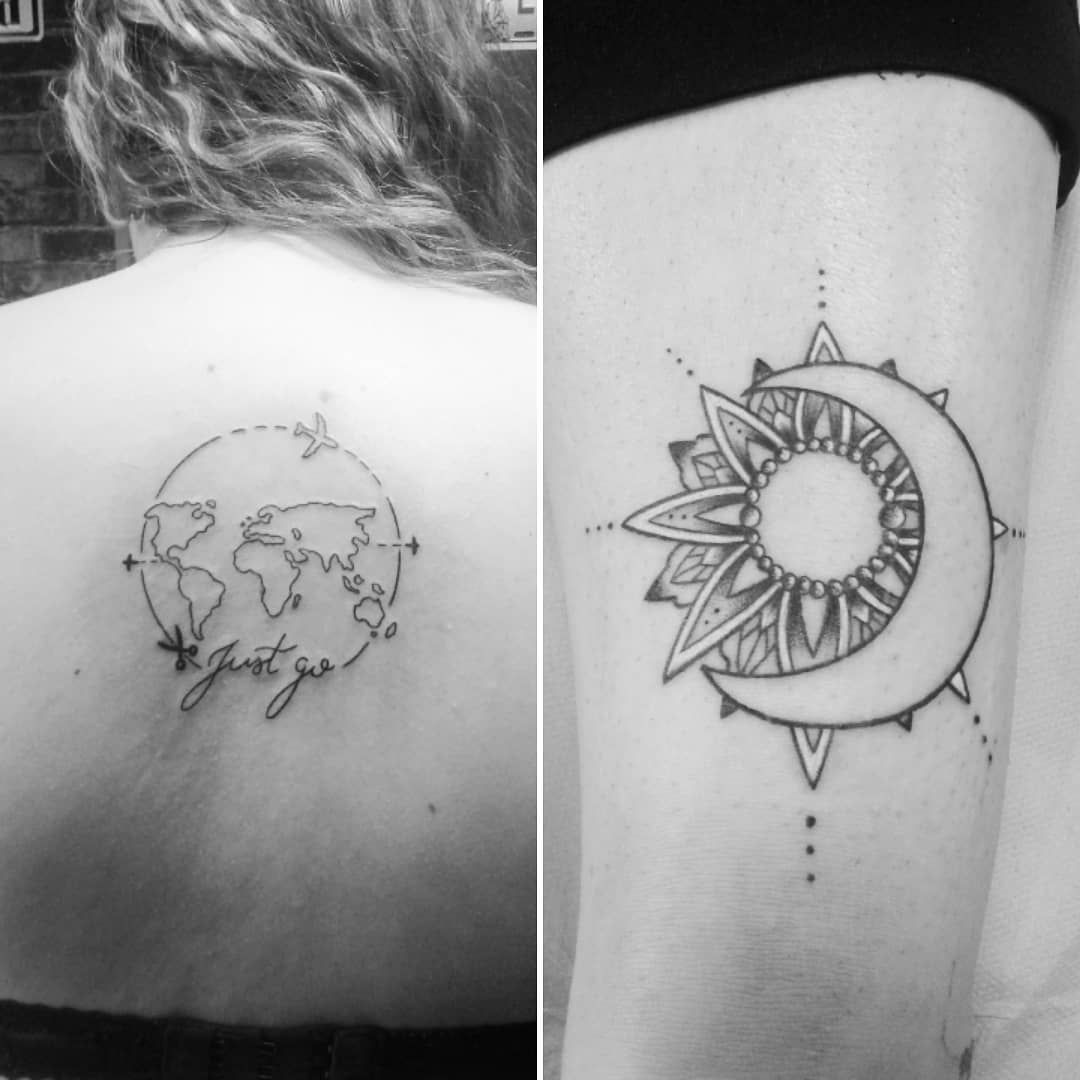Tatouage de dos géométrique représentant les continents autour d'un cercle en pointillé et un autre tatouage sur une cuisse ornemental, représentant un mandala avec un croissant de lune
