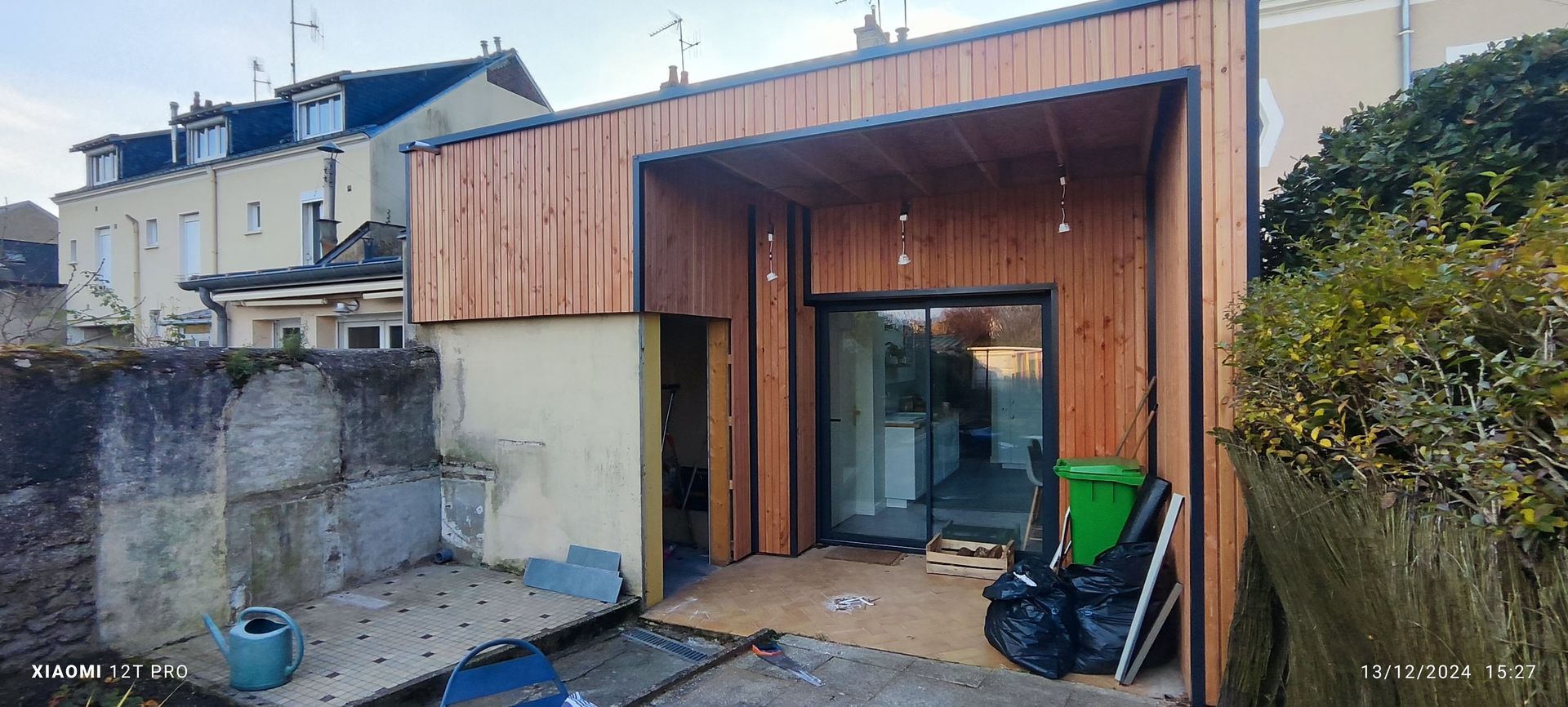 Extension de maison avec un bardage en bois à la fin de la rénovation