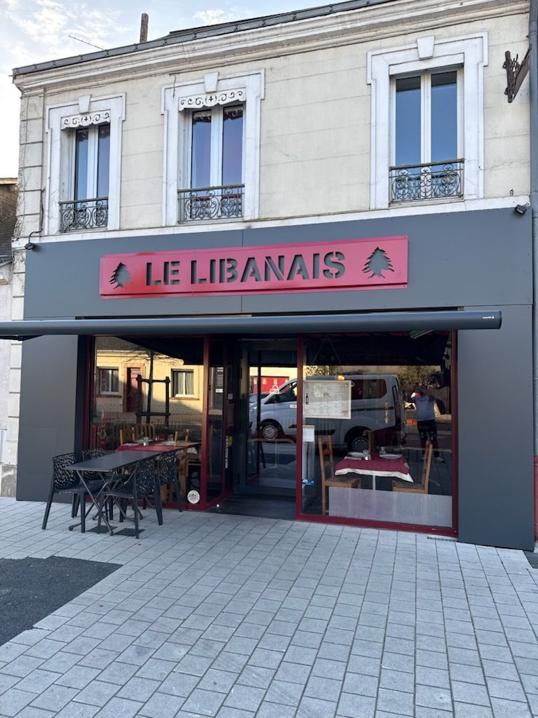 Devanture de restaurant libanais refaite à neuf