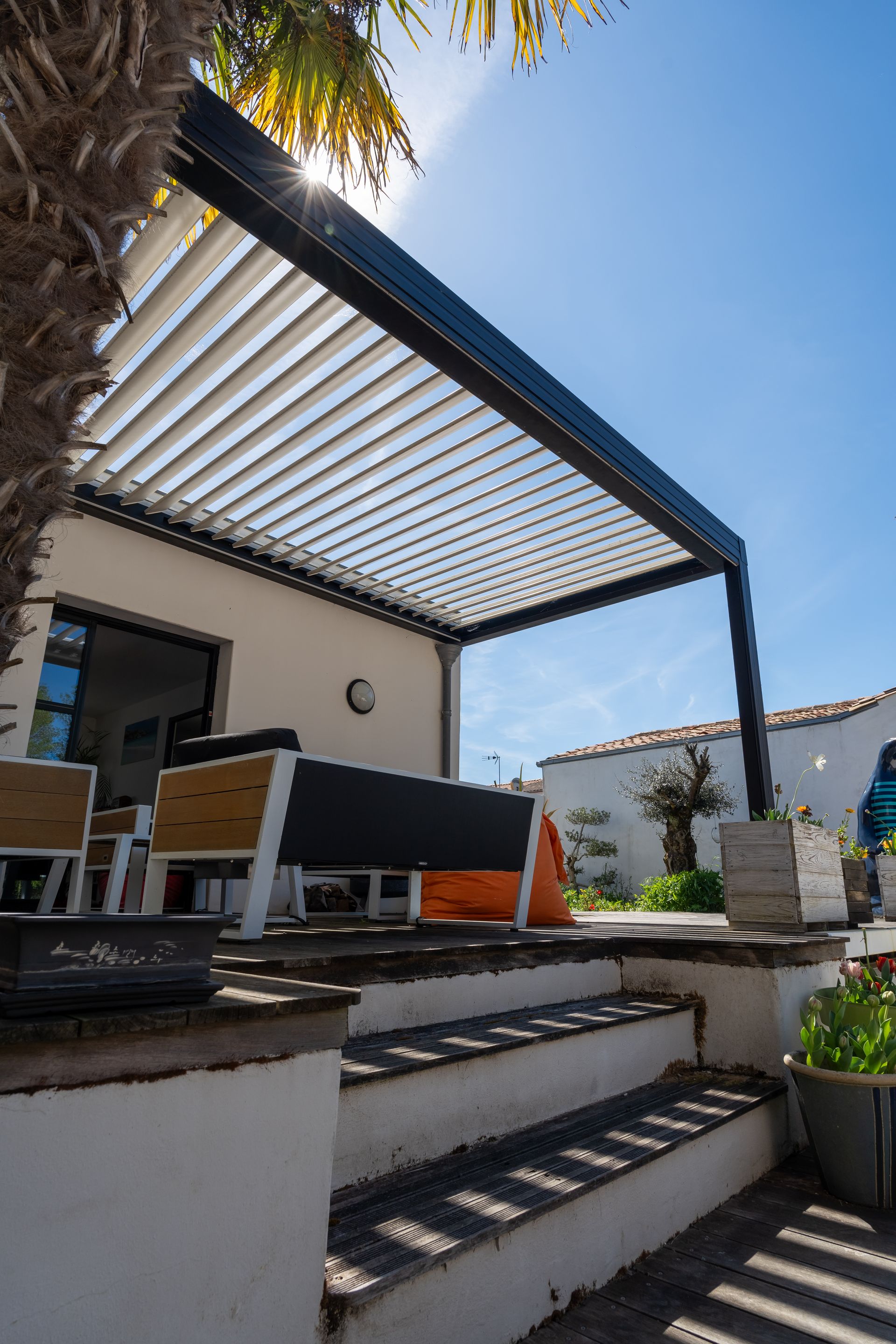 Pergola bioclimatique à lames orientables
