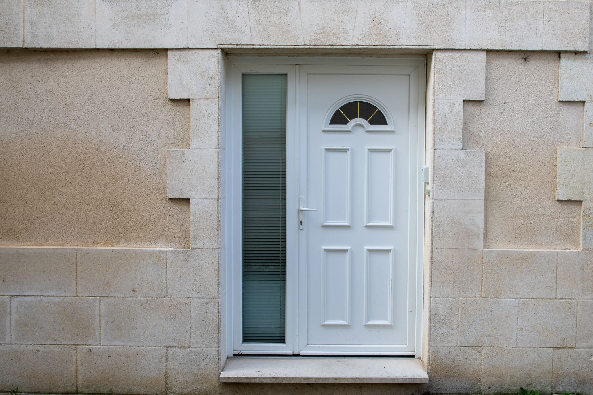 Porte d'entrée blanche avec un encadrement