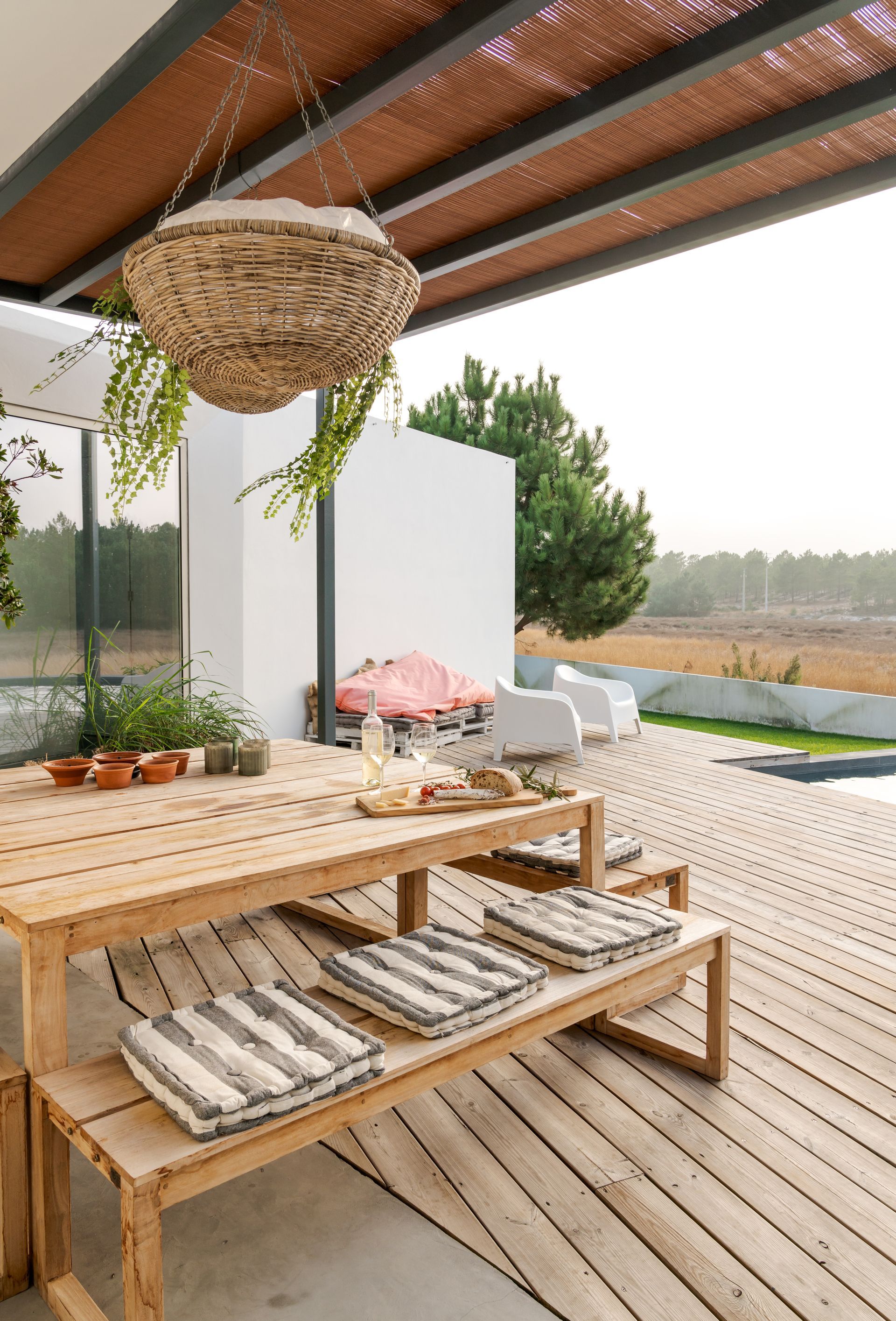 Pool house recouvert d'un bardage en bois et terrasse en bois