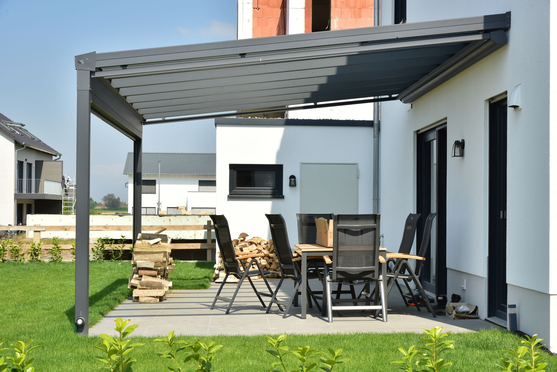 Pergola bioclimatique au-dessus d'une terrasse aménagée