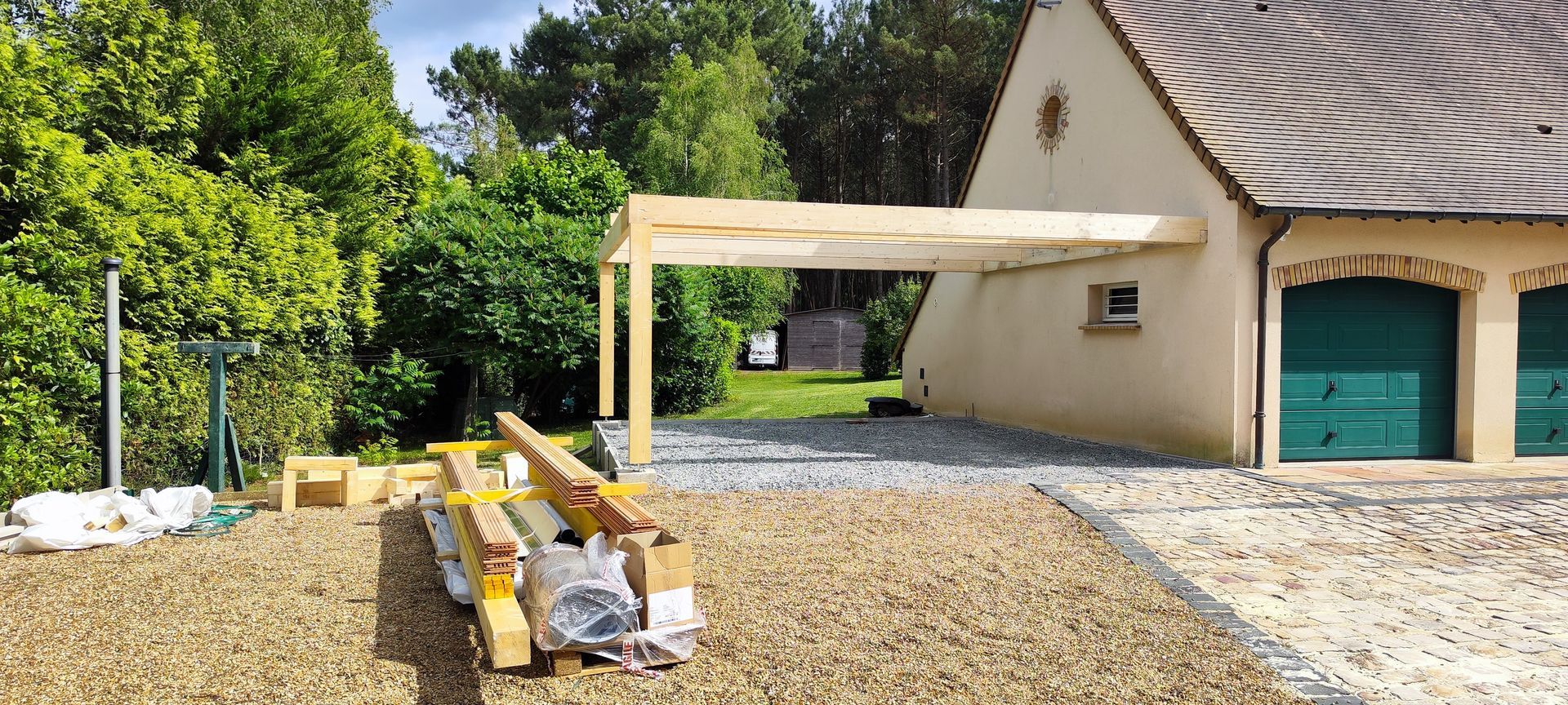 Carport en bois juxtaposé à la maison
