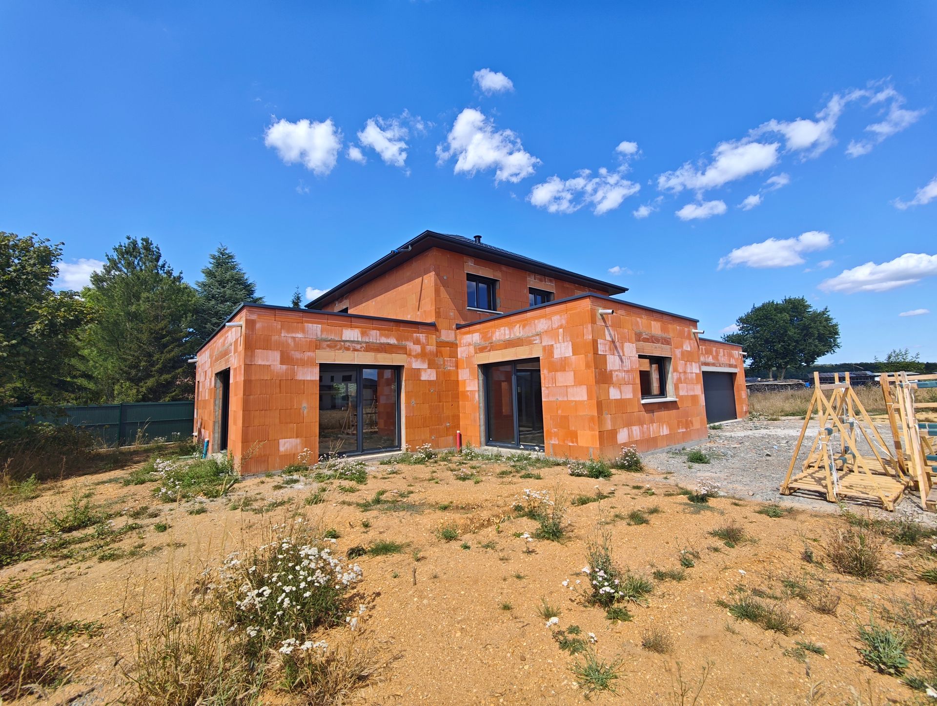 Maison en construction avec de nouvelles menuiseries