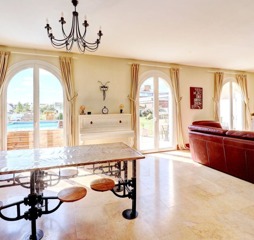 Intérieur d'une maison avec des fenêtres