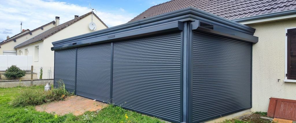 Pergola fermée avec des volets roulants de couleur anthracite