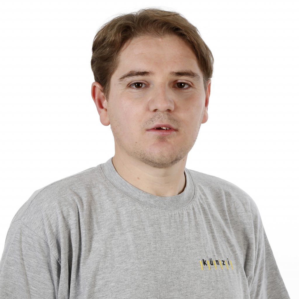 Ein Mann trägt ein graues T-Shirt mit dem Wort „Reell“ darauf