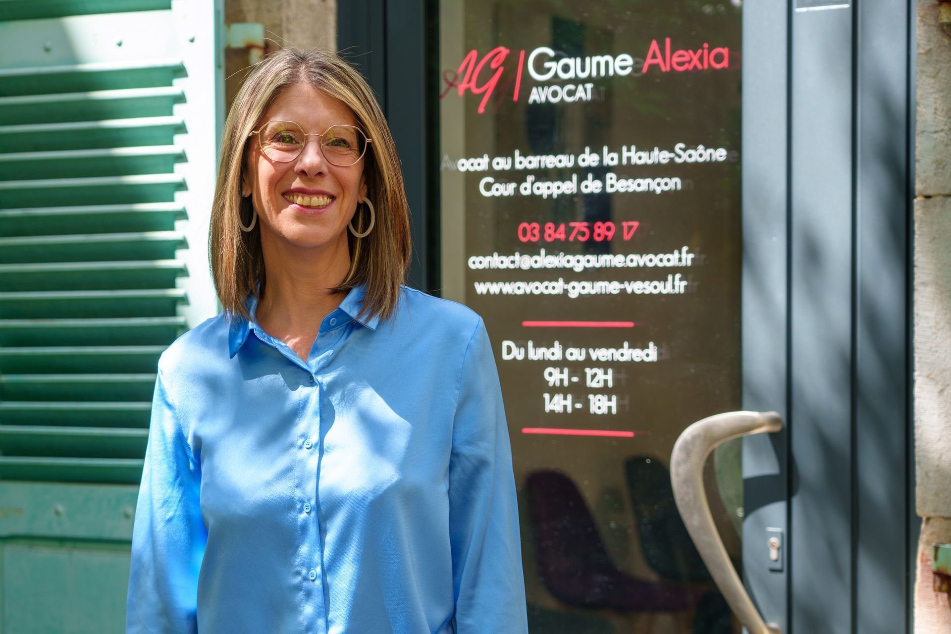 Maitre Alexia Gaume devant son cabinet d'avocat