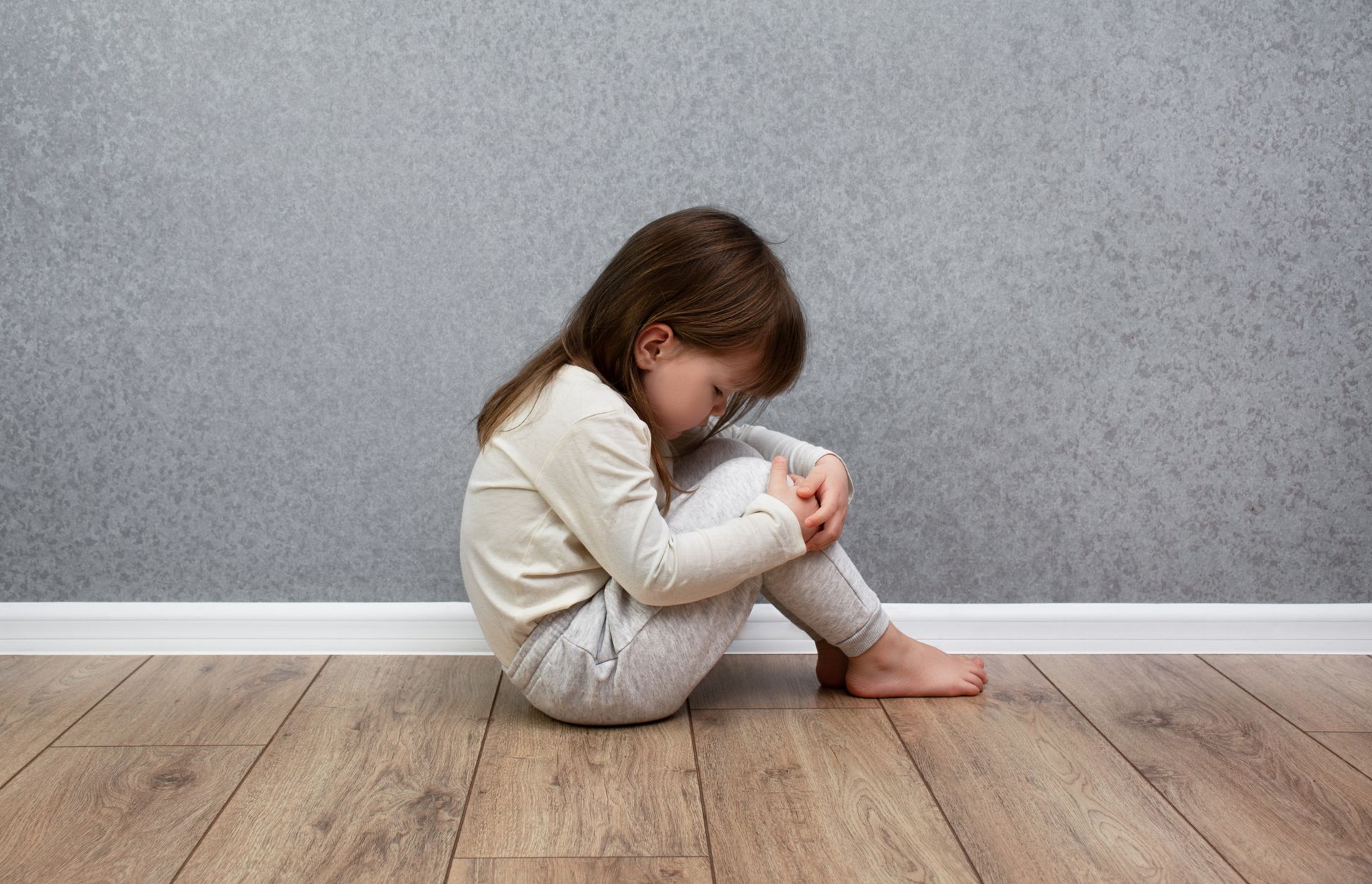 Filette triste et seule de profil