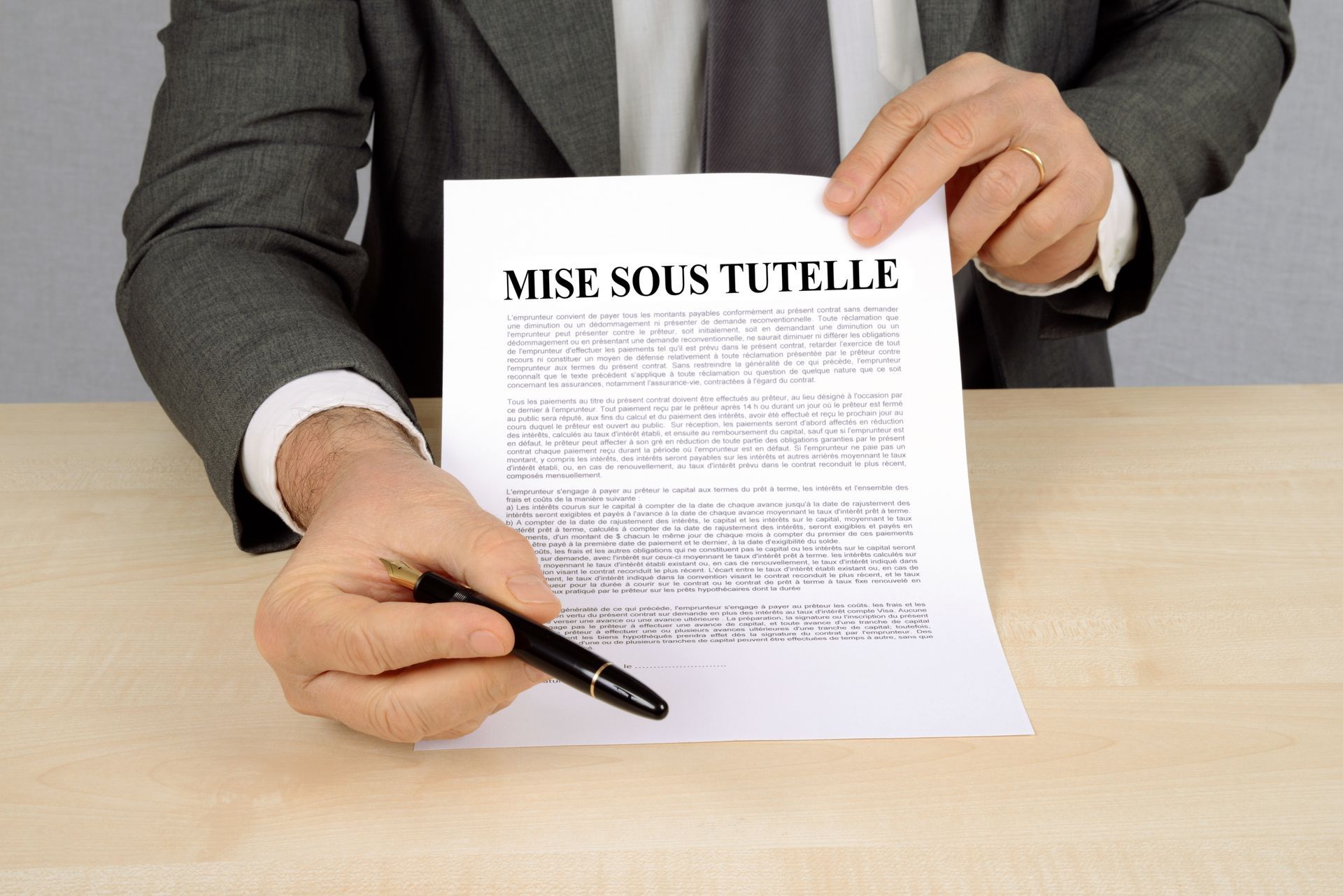 Homme en costume qui tend un contrat de mise sous tutelle