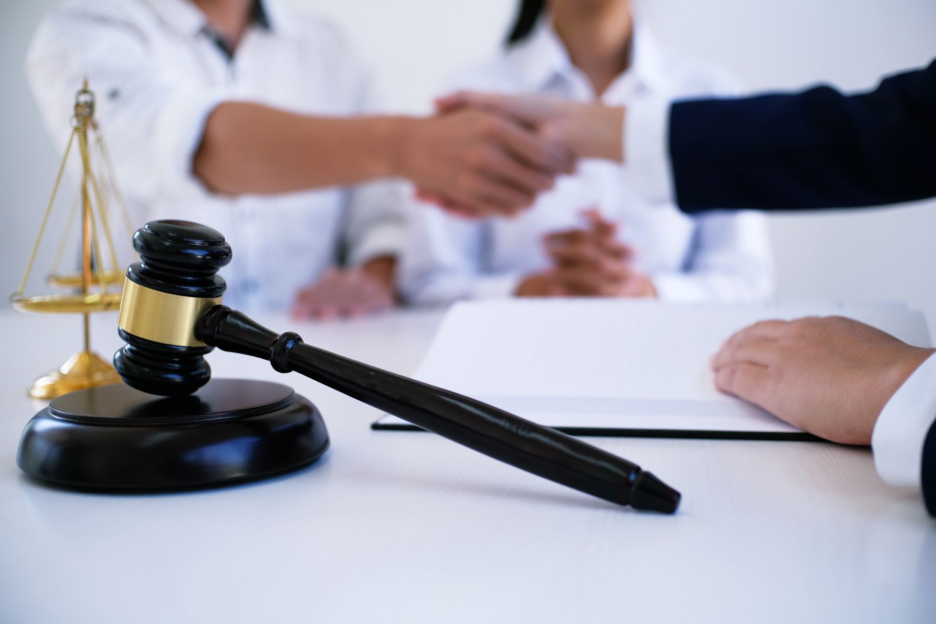 Un couple qui passe devant un avocat