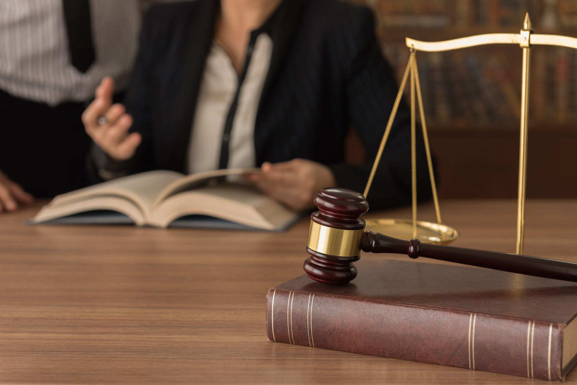 Symboles de la justice au premier plan d'un bureau d'avocat