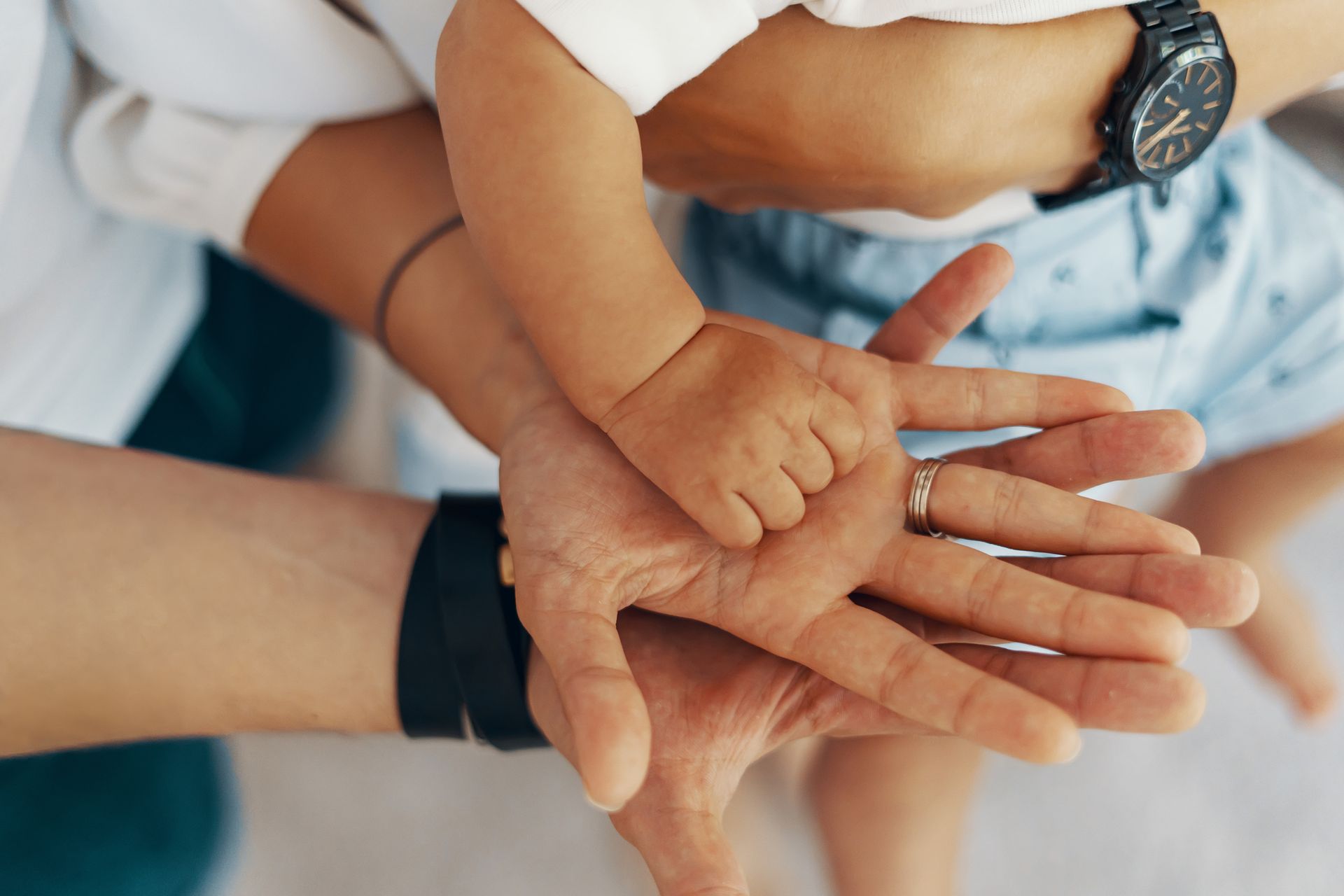 Famille de trois personnes qui se tiennent la main