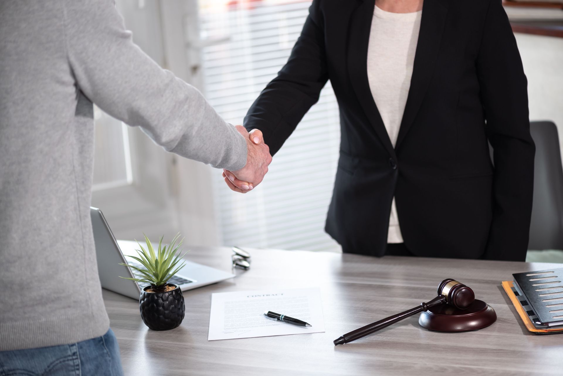 Un avocat et son client qui se serrent la main