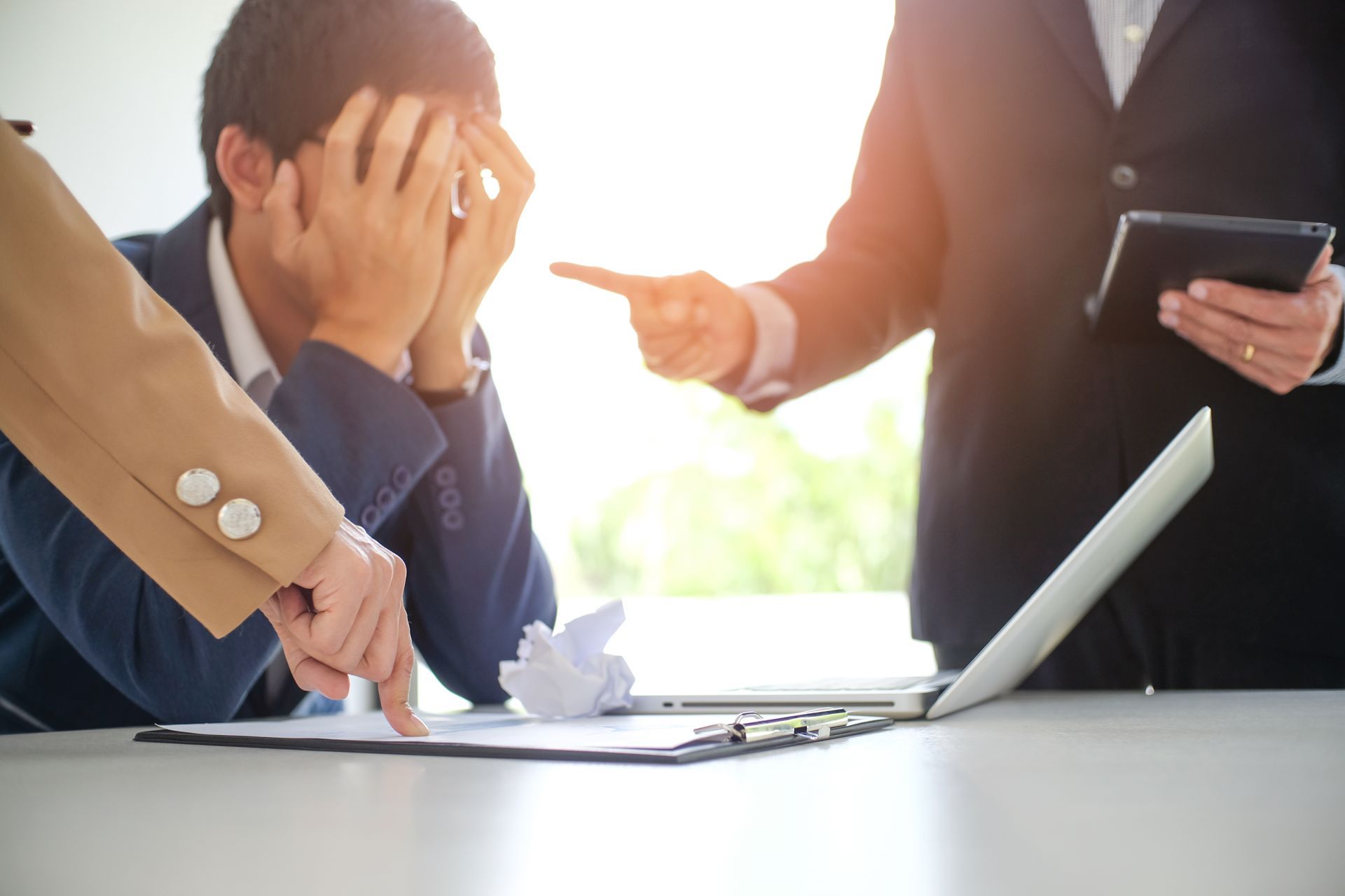 Deux manageurs en colère contre un employé