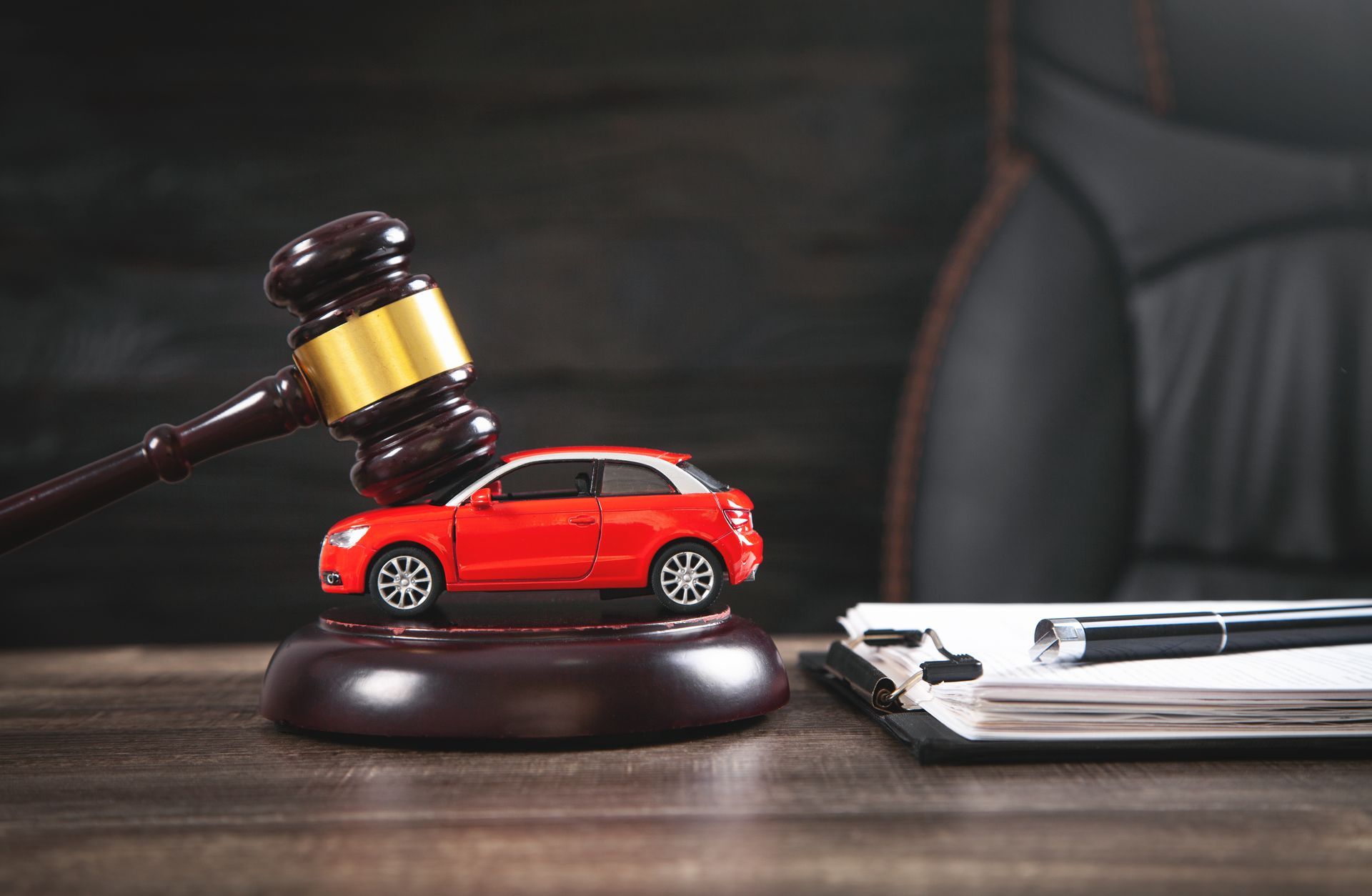 Marteau de la justice sous une voiture miniature