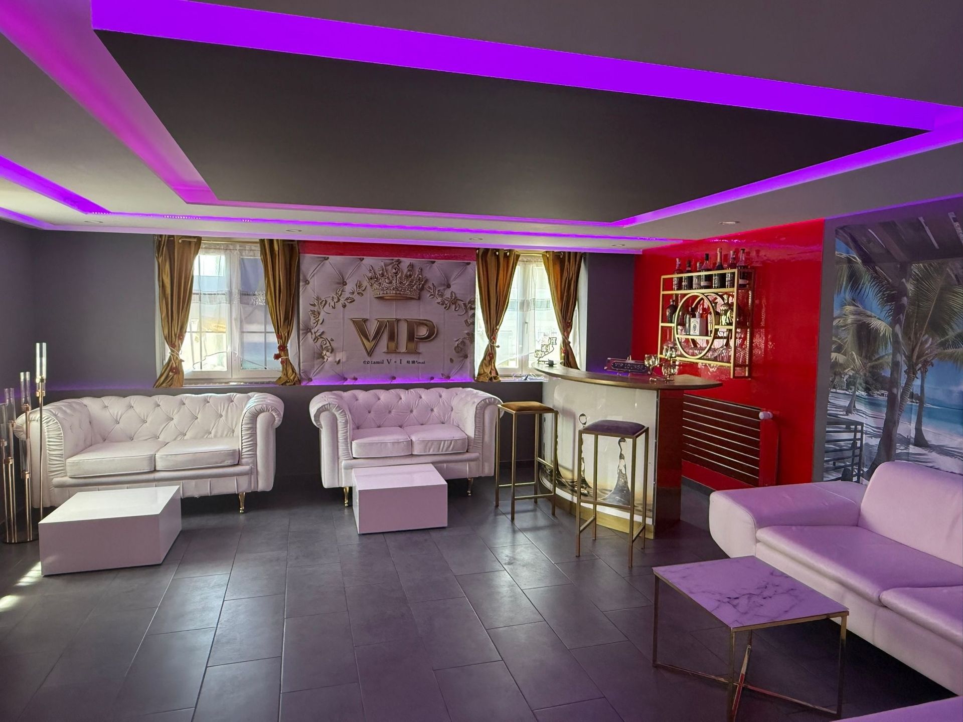 Moderne Lounge mit weissen Sofas, violetten LED-Deckenleuchten, roten Barregalen und dunklem Fliesenboden