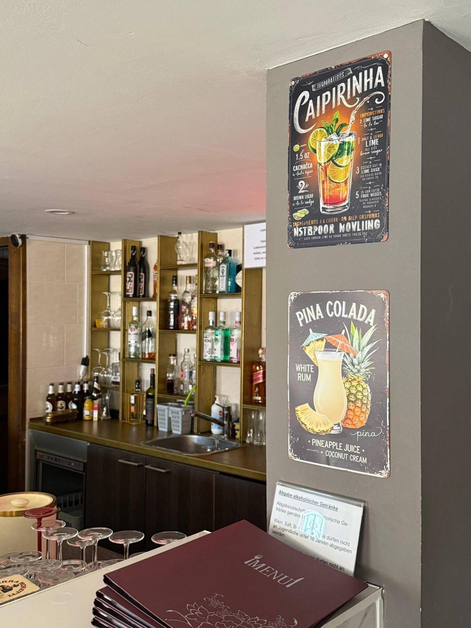 Moderne Lounge mit gelben Deckenleuchten, weissen Sitzmöbeln, Barhockern und einer mit Luftballons dekorierten Wand