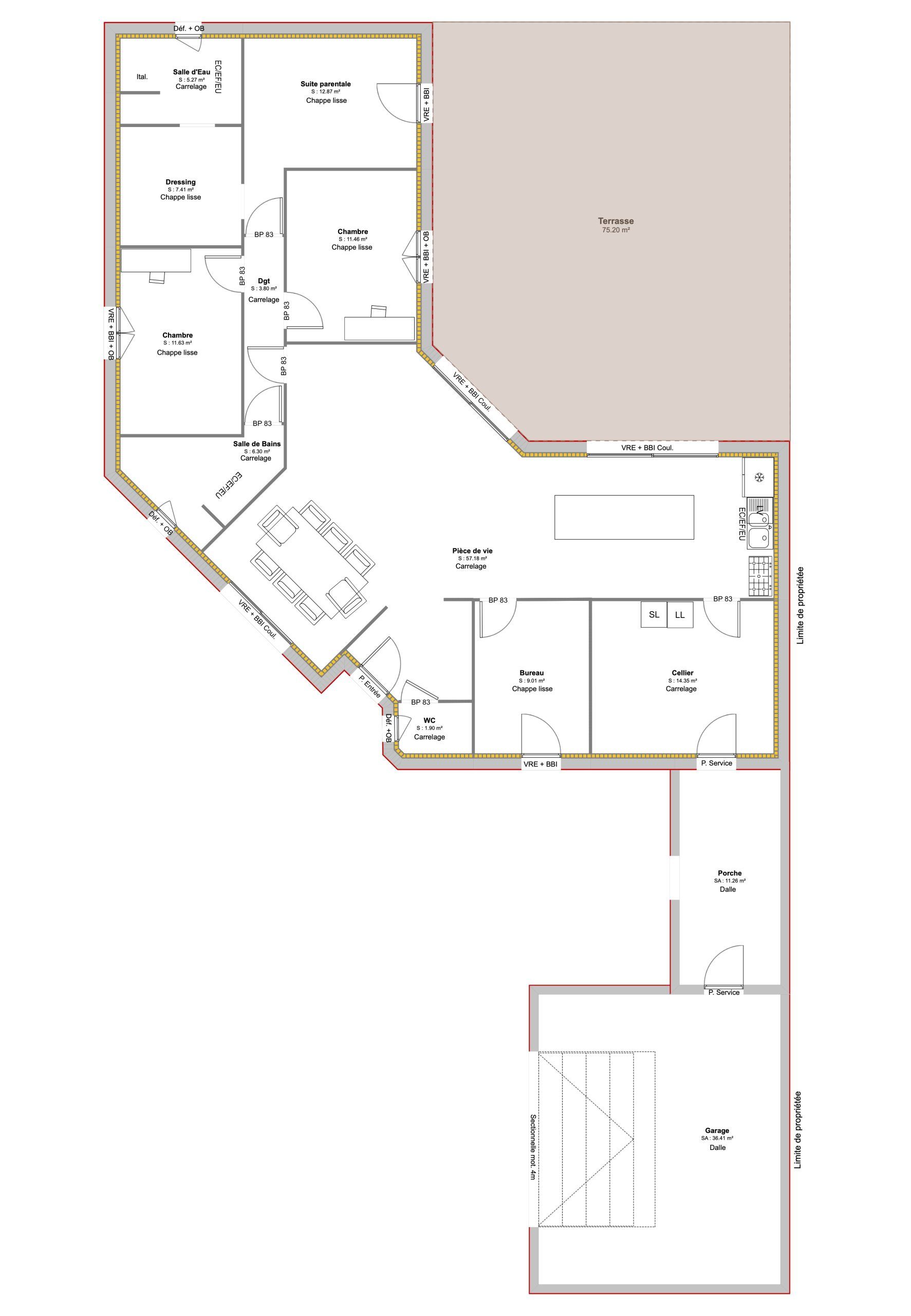 Plan d'une maison de forme irrégulière avec plusieurs pièces et un espace central ombragé