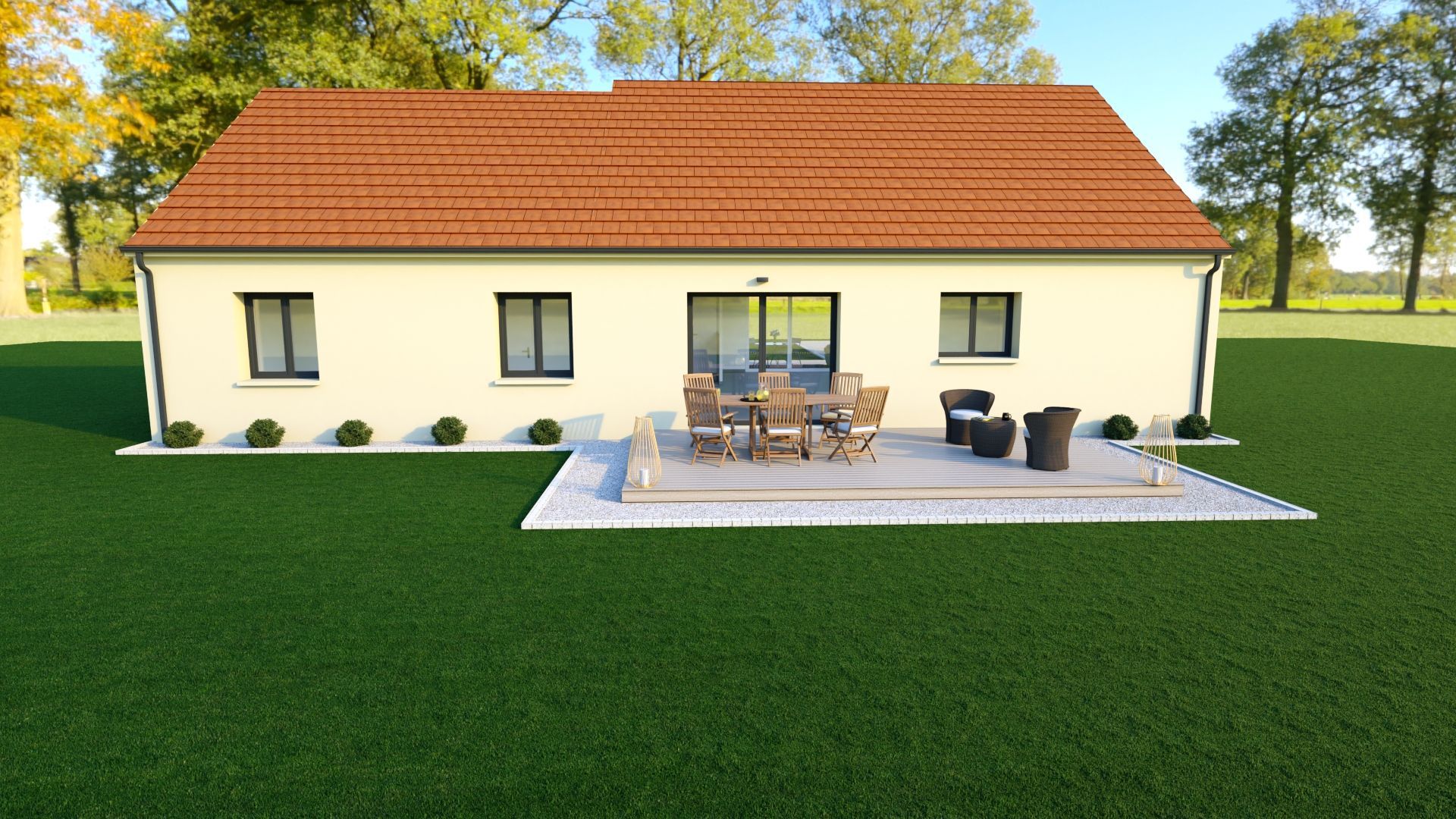 Maison moderne de plain-pied avec un toit rouge, du mobilier de patio et une pelouse verte devant des arbres.